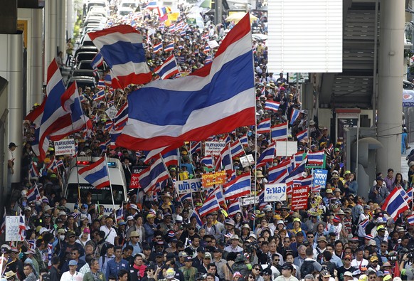 Tausende protestieren am 18. Januar auf den Strassen Bangkoks gegen die Regierung.