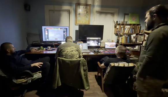 Ukrainischer Kommandoraum mit Echtzeitvideos von der Front.