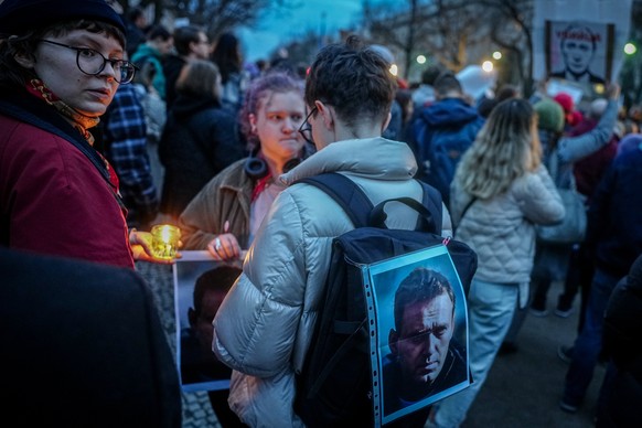 16.02.2024, Berlin: Demonstranten versammeln sich nach dem Tod von Alexej Nawalny mit Schildern vor der russischen Botschaft. Der russische Oppositionsf�hrer ist in einem russischen Gef�ngnis gestorbe ...