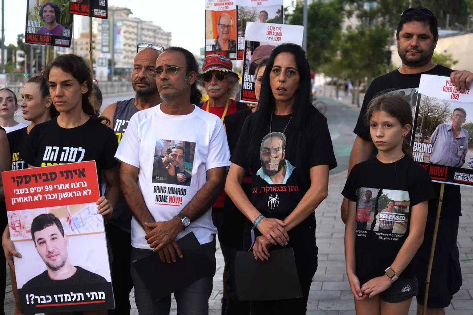 Einav Zangauker (3. v. r.) mit einem Porträt ihres entführten Sohnes Matan auf dem T-Shirt, inmitten weiterer Geisel-Angehöriger.
Israel hostages Geiseln Demo Demonstration