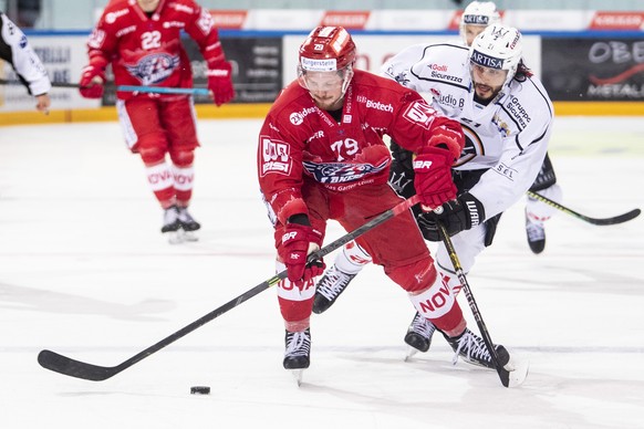 Rapperswils Danny Kristo, links kaempft um den Puck gegen Luganos Mauro Joerg, rechts, im Eishockeyspiel der National League zwischen den Rapperswil-Jona Lakers und dem HC Lugano am Samstag, 30. Novem ...