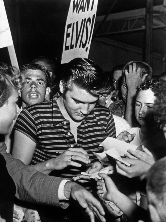 Elvis Presley Signing Autographs To his Admirers in 1956 b/w photo 1668034 Elvis Presley Signing Autographs To his Admirers in 1956 b/w photo add.info.: Elvis Presley signing autographs to his admirer ...