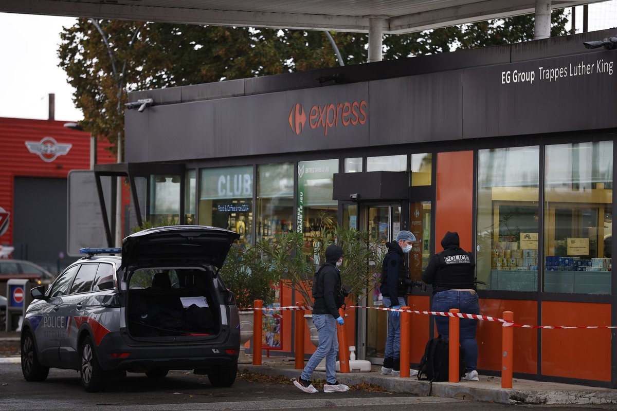 epa13325499 French police inspect the scene of a shooting in Trappes, near Paris, France, 23 October 2026. One person was killed and four others were injured after a gunman opened fire from a vehicle  ...
