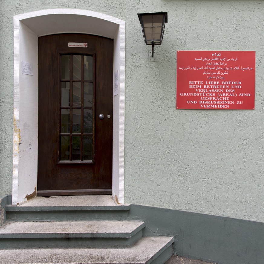 Ein Eingang zum Haus, in dem die Moschee der Islamischen Koenig Faysal Stiftung untergebracht ist, an der Friedensgasse in Basel, fotografiert am Dienstag, 26. April 2016. Die Eidgenoessische Stiftung ...