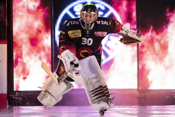 Bern Goalie Leonardo Genoni laeuft aufs Eis vor dem Eishockey Meisterschaftsspiel der National League zwischen dem SC Bern und die ZSC Lions, am Freitag, 1. Maerz 2019 in der Postfinance Arena in Bern ...