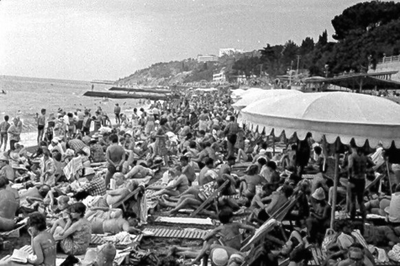 Kein Platz zum Umfallen: der Strand von Jalta 1960.