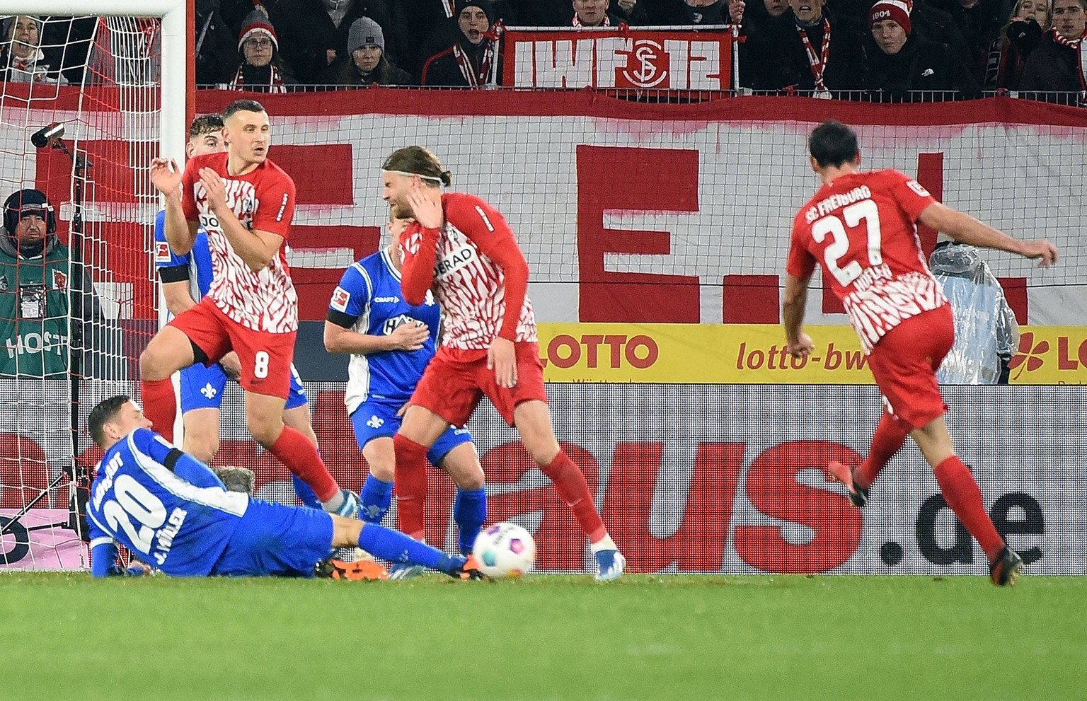 25.11.2023, xhbx, Fussball 1.Bundesliga, SC Freiburg - SV Darmstadt 98 emspor, v.l. Jannik Müller SV Darmstadt 98 blockt den Schuss von Nicolas Höfler SC Freiburg DFL/DFB REGULATIONS PROHIBIT ANY USE  ...