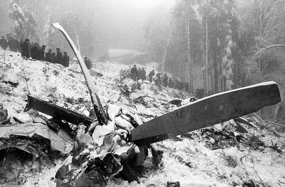 Recovery operations at the crashed plane of Hochwald, canton of Solothurn, Switzerland, pictured on April 10, 1973: In the foreground, there are the remains of a propellor, in the background, there ar ...