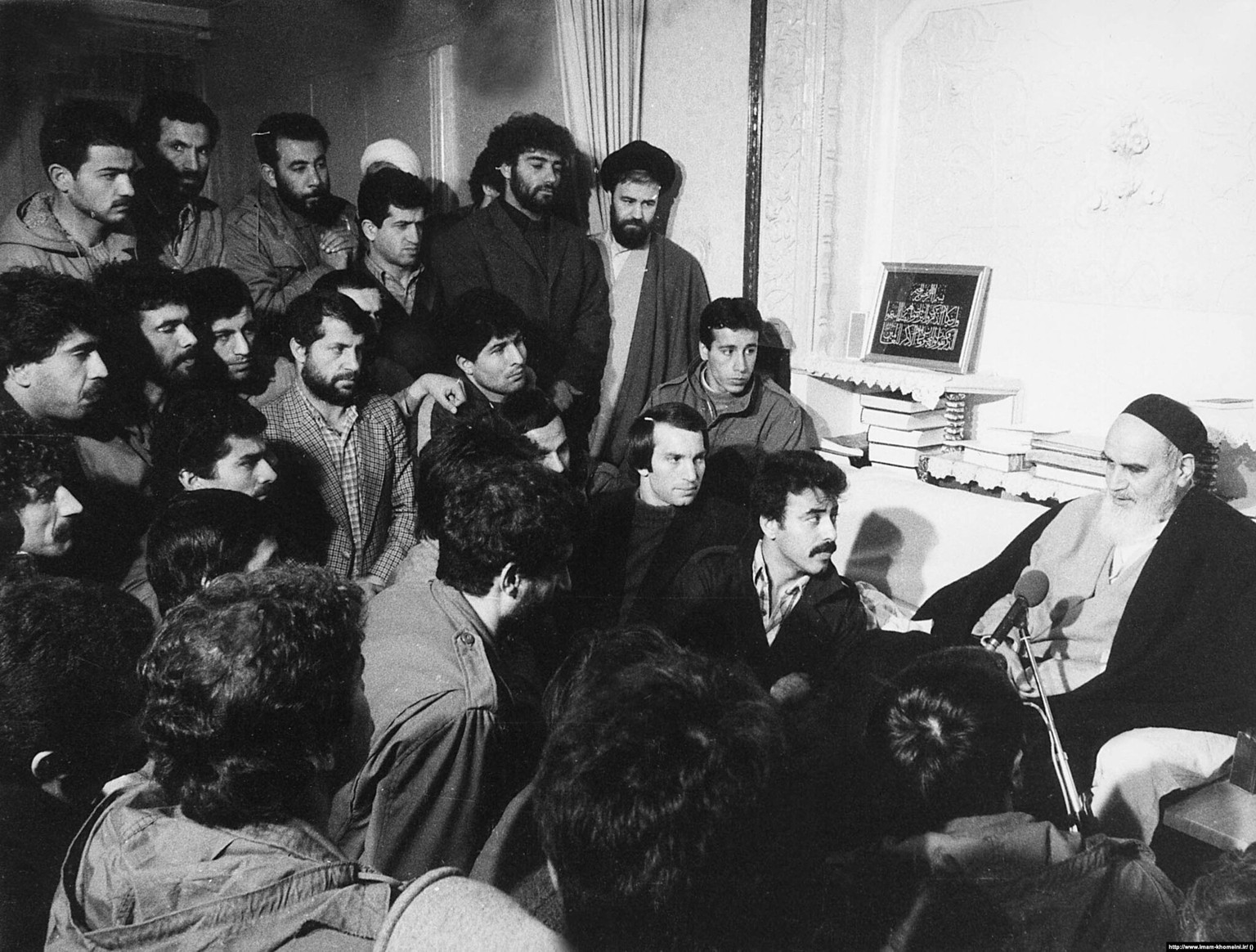 Iranische Fußballspieler treffen sich kurz nach der Islamischen Revolution von 1979 in Jamaran mit dem Obersten Führer Ayatollah Ruhollah Khomeini.