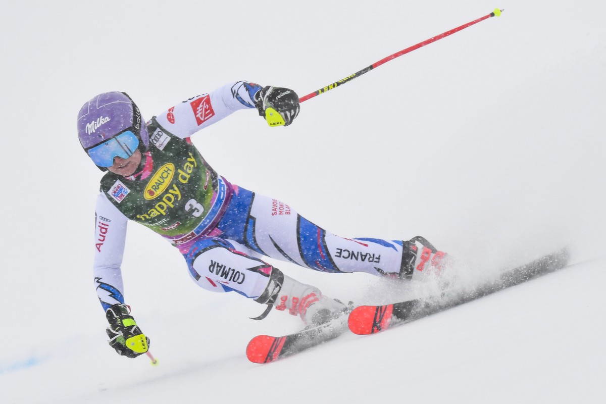 epa07123380 Tessa Worley of France in action during the first run of the Women's Giant Slalom race of the FIS Alpine Ski World Cup season opener on the Rettenbach glacier, in Soelden, Austria, on ...