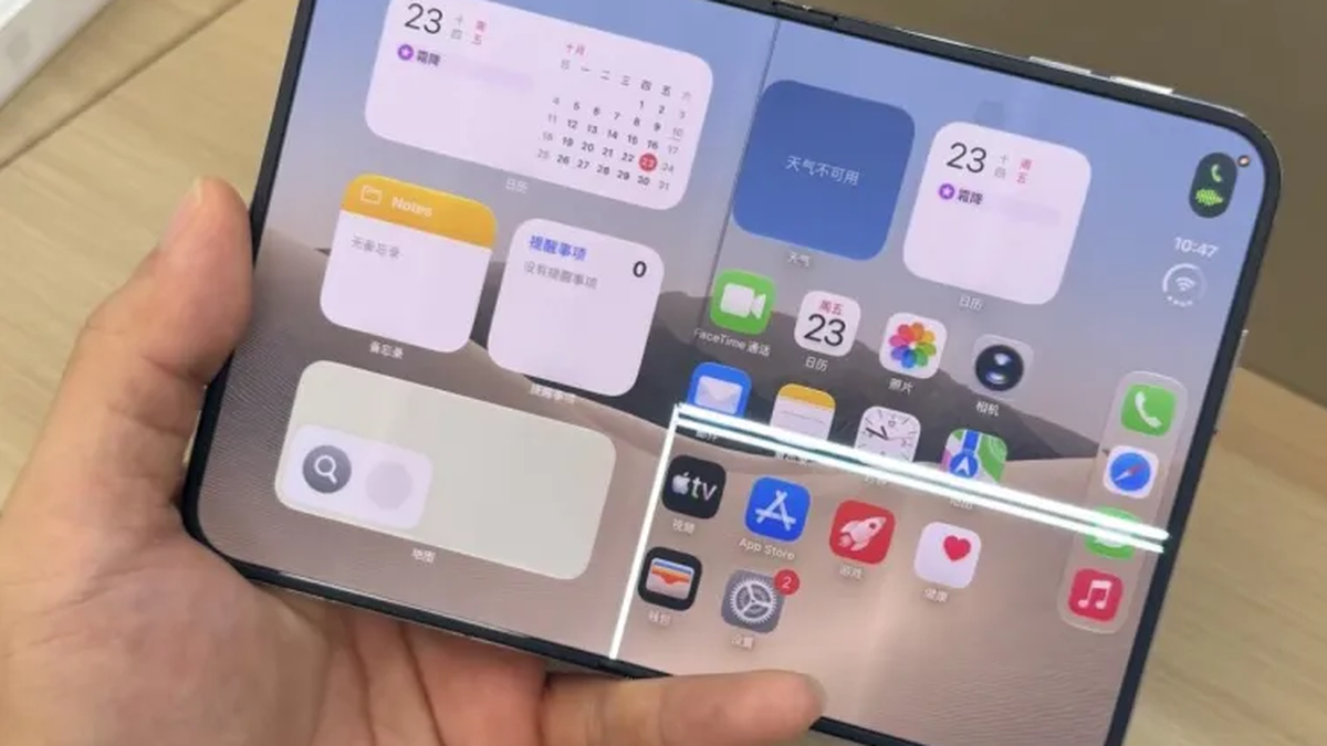L'iPhone Duo présente des pixels défectueux au niveau de la charnière et sur l'écran intérieur.