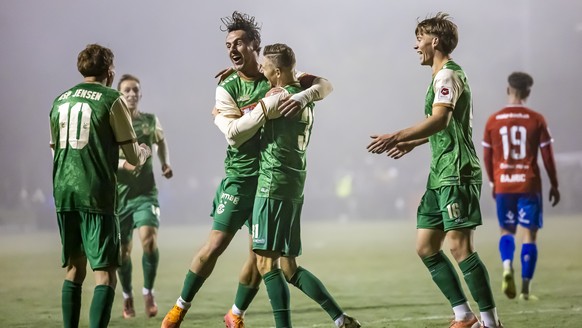 GC&#039;s Dirk Abels, Mitte links, jubelt mit GC&#039;s Maximilian Ullmann, Mitte rechts, und Teamkollegen nach seinem Tor zum 0:2 im Schweizer Fussball Cup 1/8 Finalspiel zwischen dem SC Cham und dem ...