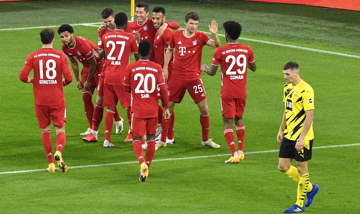 Bayern's Robert Lewandowski, centre, celebrates with teammates after scoring his side's second goal during the German Bundesliga soccer match between Borussia Dortmund and Bayern Munich in D ...
