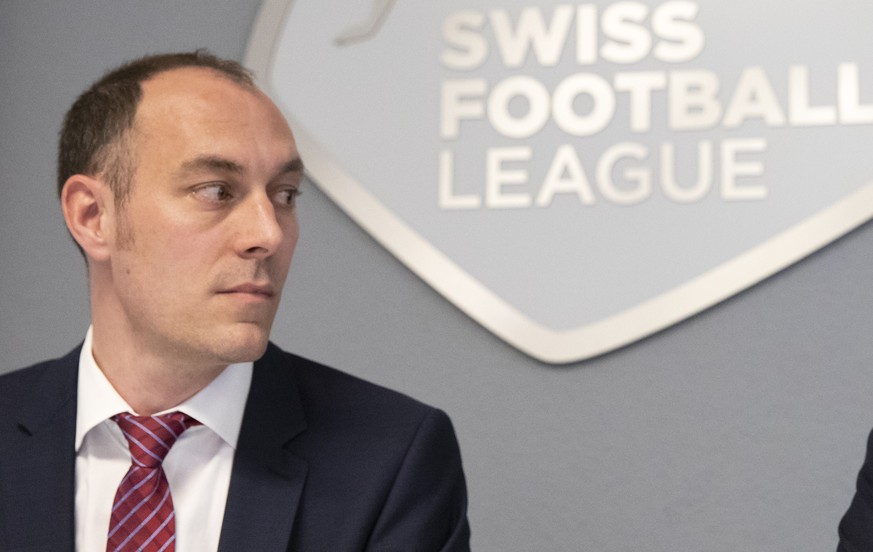 Claudius Schaefer, CEO Swiss Football League SFL, rechts, und Philippe Guggisberg, Kommunikationschef SFL, informieren waehrend einer Medienkonferenz ueber das weitere Vorgehen in den Fussball-Meister ...