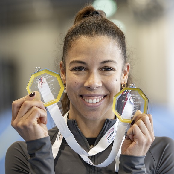 Die Schweizer Bob-Pilotin Melanie Hasler posiert mit zwei Goldmedaillen der Bob Europameisterschaften in St. Moritz 2026 anlaesslich eines Medientermins im Sportleistungszentrum OYM in Cham am Freitag ...