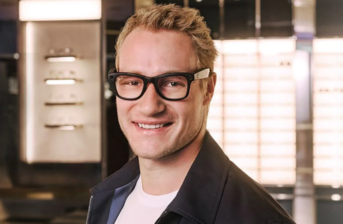 Le skieur s'affiche dans une pub, lunettes sur le nez.
