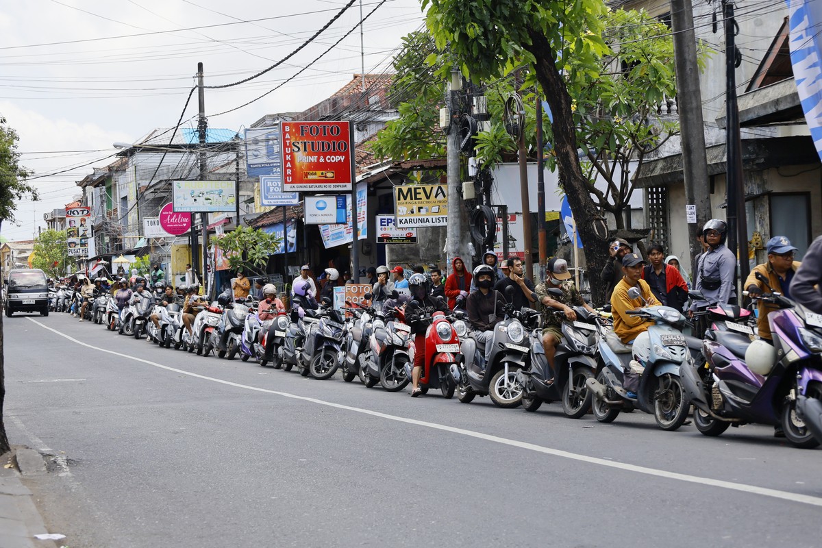 KEYPIX - epa13305463 Motorcyclists queue to refuel at a gas station in Denpasar, Bali, Indonesia, 15 October 2026. A fuel shortage across the island has led to long queues at several gas stations. KEY ...