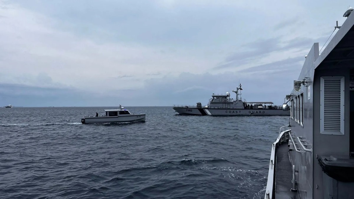 Des navires participent aux recherches pour retrouver des plongeurs italiens portés disparus près de l'île d'Alimathaa, dans l'atoll de Vaavu, aux Maldives.
