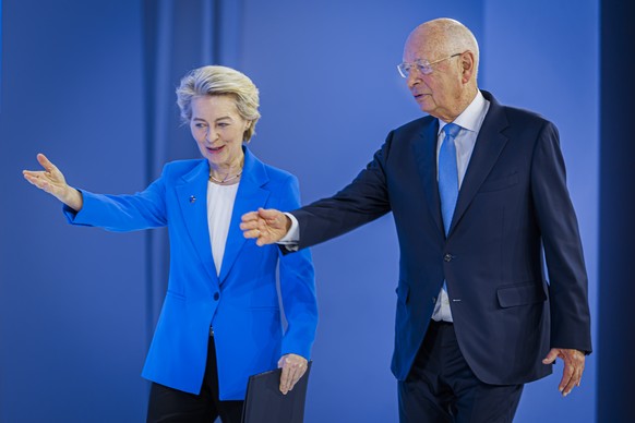 epa11841544 Founder and Executive chairman of the World Economic Forum, Klaus Schwab (R), and President of the European Commission, Ursula von der Leyen, walk on stage during the 55th annual meeting o ...