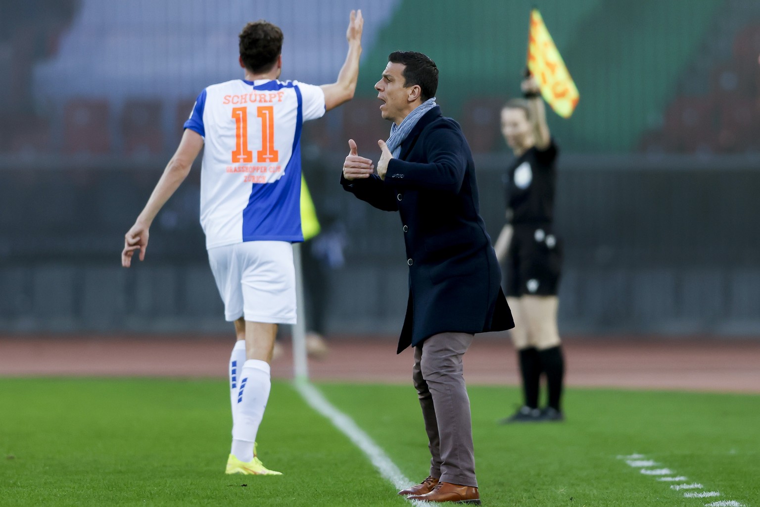 Grasshopper Trainer Bruno Berner, rechts, reagiert waehrend dem Meisterschaftsspiel der Super League zwischen dem Grasshopper Club Zuerich und dem FC St. Gallen am Samstag, den 16. Maerz 2024, im Letz ...