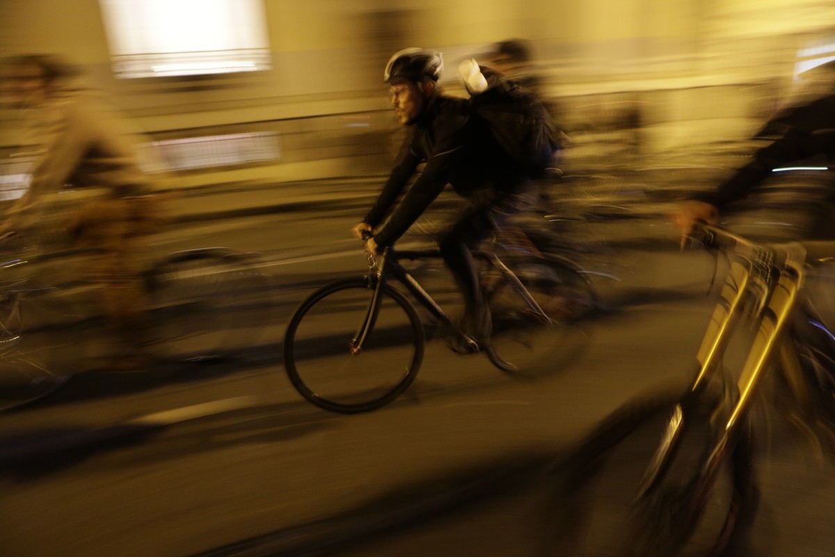 Velofahrer nehmen an der Demonstration "Critical Mass" teil am Freitag, 31. Oktober 2014, in Genf. Critical Mass, kritische Masse, ist eine international verwendete direkte Aktionsform, bei  ...