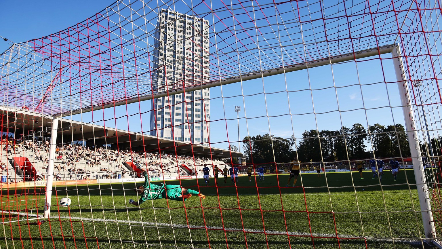 Penaltytreffer zum 0:5 von Michael Frey, rechts im Schatten, gegen Veltheim Goalie Tobias Zingg, links, der keine Chance hat, aufgenommen am Samstag, 13. August 2016, beim Fussball Schweizer Cupspiel  ...