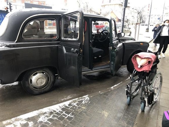 Mit diesem Oldtimer-Taxi hilft Tymchyshyn Ukrainerinnen und Ukrainern über die polnische Grenze.