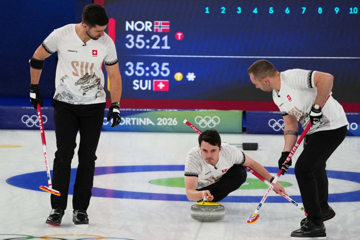 competes during a men¥s curling bronze medal match between Norway and Switzerland, at the 2026 Winter Olympics, in Cortina d'Ampezzo, Italy, Friday, Feb. 20, 2026. (AP Photo/Misper Apawu)
Milan C ...