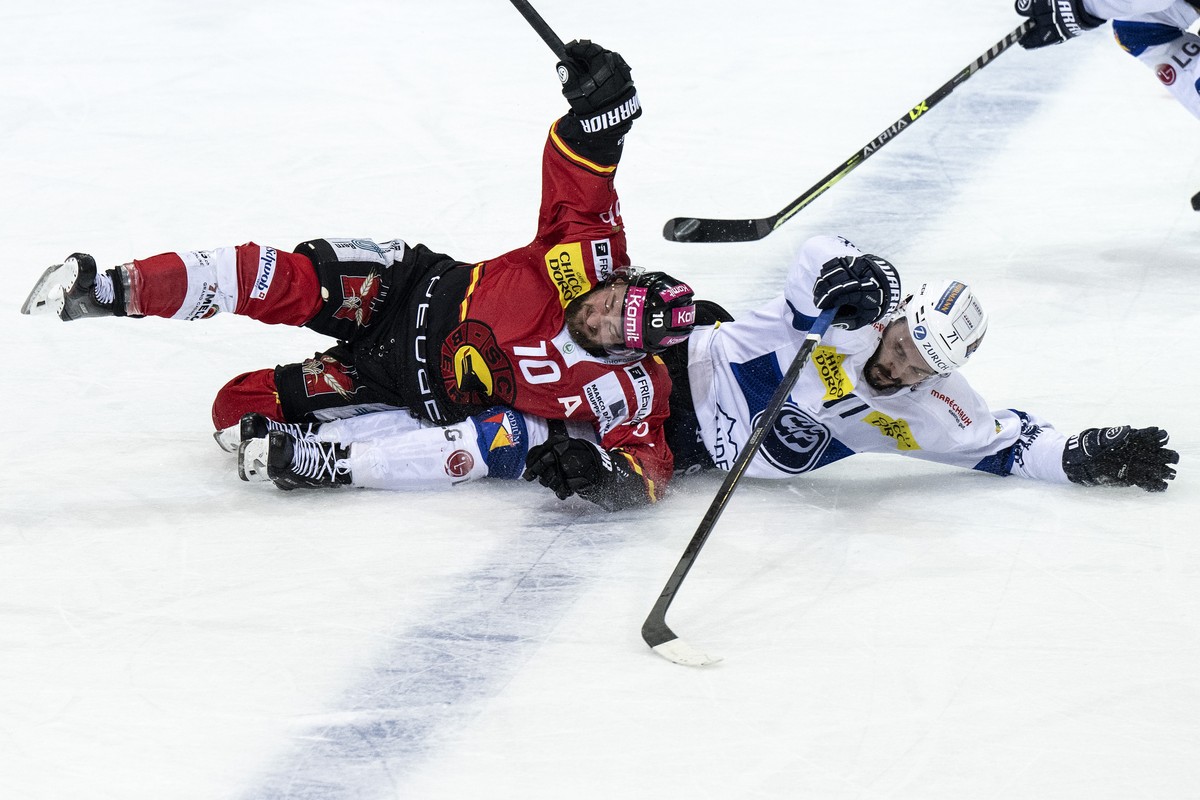 Berns Tristan Scherwey, links, im Duell mit Ambri-Piottas Jesse Virtanen im Eishockey Qualifikationsspiel der National League zwischen dem SC Bern und dem HC Ambri-Piotta, am Montag, 2. Januar 2023, i ...