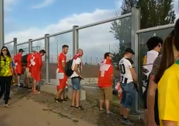 Schweiz-Fans pinkeln in der Öffentlichkeit. Hier geht's zum Video.