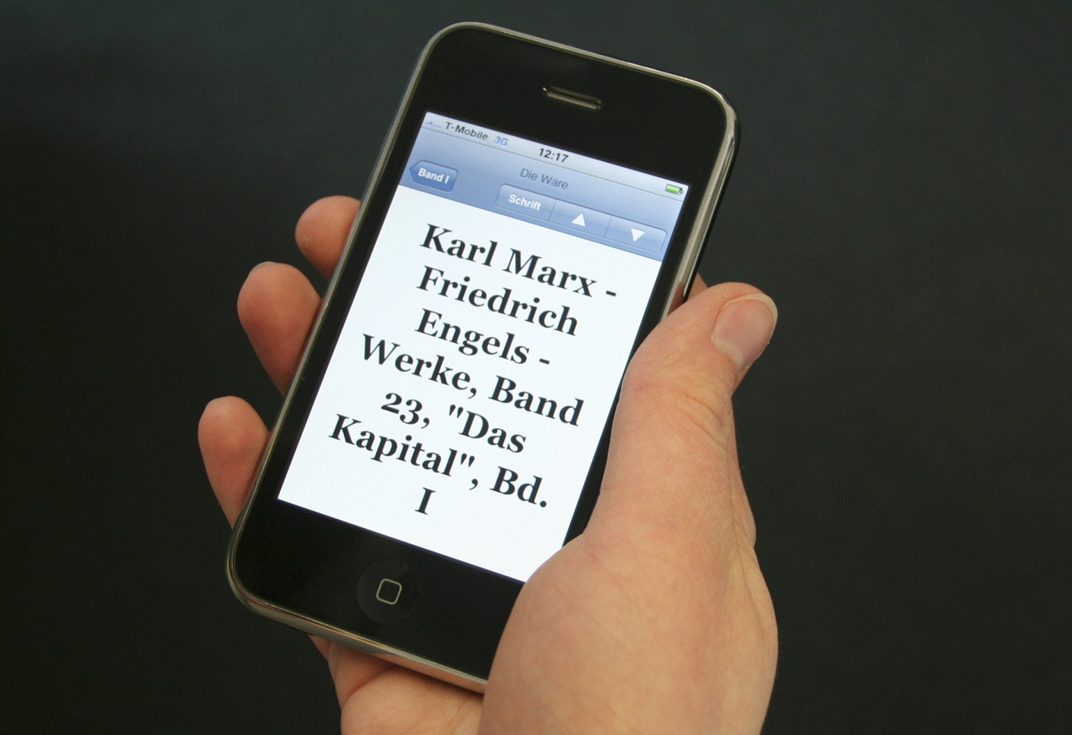 Legende zu einem Agenturbild von Associated Press aus dem Jahr 2009: «Das Angebot des App Store für das iPhone ist in 20 Kategorien unterteilt, von Buch bis Wetter. Wenn man nicht die Geduld hat, eine Seite nach der anderen durchzublättern, kann man die Volltextsuche bemühen oder sich an den meistverkauften ‹Top Apps› orientieren – bei den Büchern ist das gerade ‹Das Kapital› von Karl Marx.<br data-editable="remove">