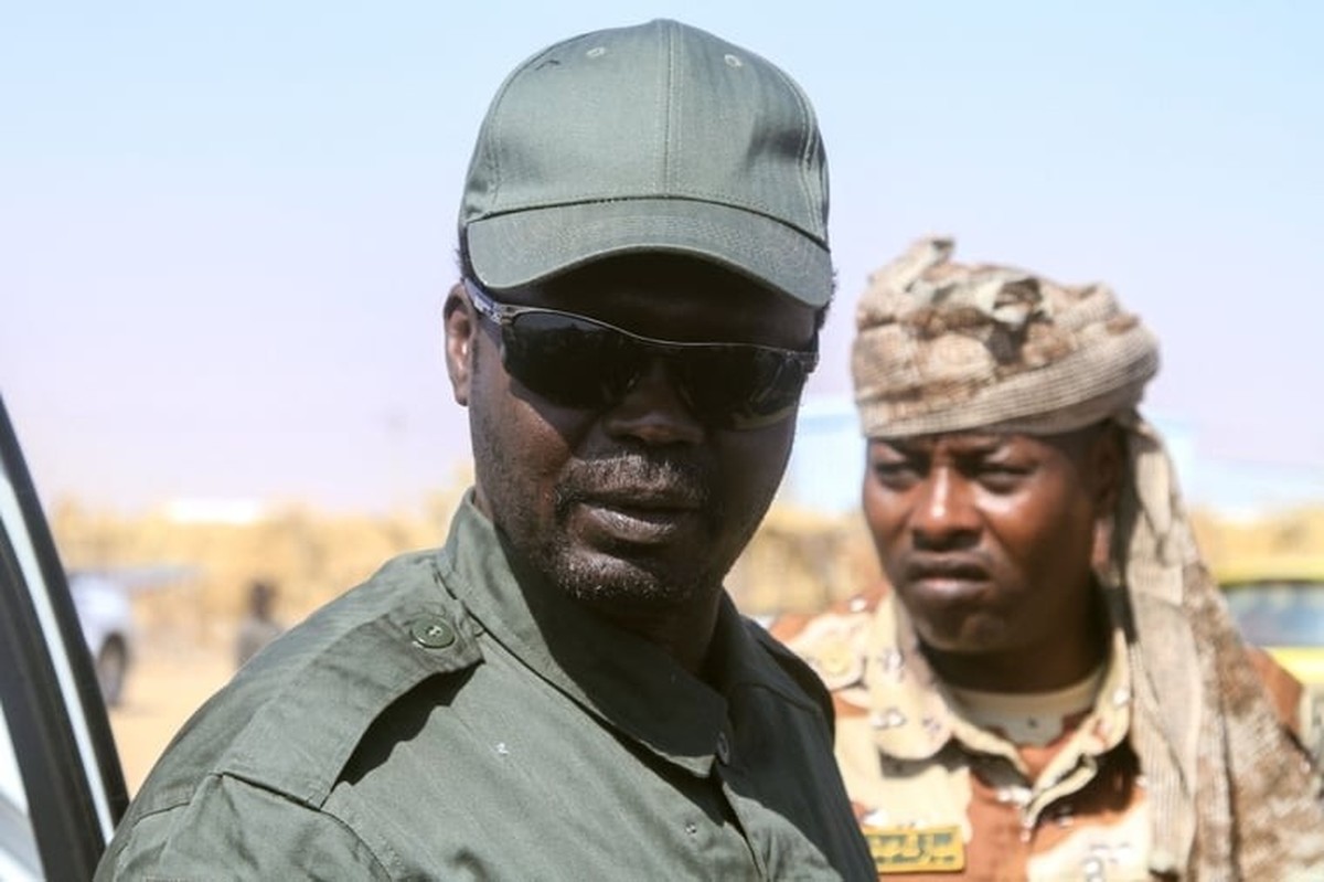 Mini Arko Minawi lors de la visite d'un camp de réfugiés, dans le nord du Soudan.