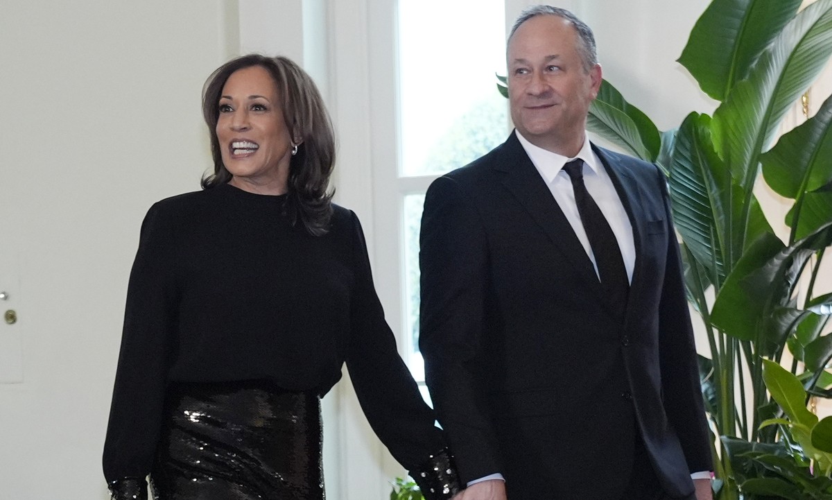 Vice President Kamala Harris and Second Gentleman Doug Emhoff, arrive at the Booksellers area of the White House for the State Dinner hosted by President Joe Biden and first lady Jill Biden for Japan& ...