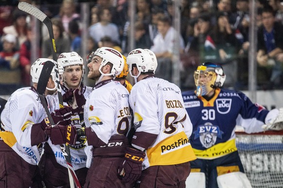 Jubel bei den Spielern von Geneve-Servette HC nach dem Tor zum 1-4 beim Eishockey Meisterschaftsspiel der National League zwischen dem EV Zug und dem Geneve-Servette HC, am Freitag, 3. Januar 2020 in  ...