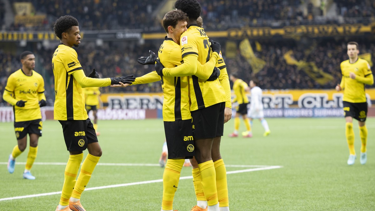 Christian Fassnacht (YB), Mitte links, jubelt nach seinem Tor zum 1-0 mit Teamkollegen Chris Bedia, rechts, und Alan Virginius, links, im Super League Spiel zwischen dem BSC Young Boys und dem FC Luze ...