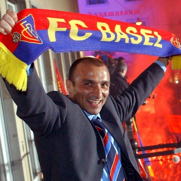 Massimo Ceccaroni zeigt sich den rund 50 000 FC Basel Fans am Mittwoch, 8. Mai 2002, die auf dem Barfuesserplatz in Basel den Meistertitel feierten. (KEYSTONE/Markus Stuecklin)