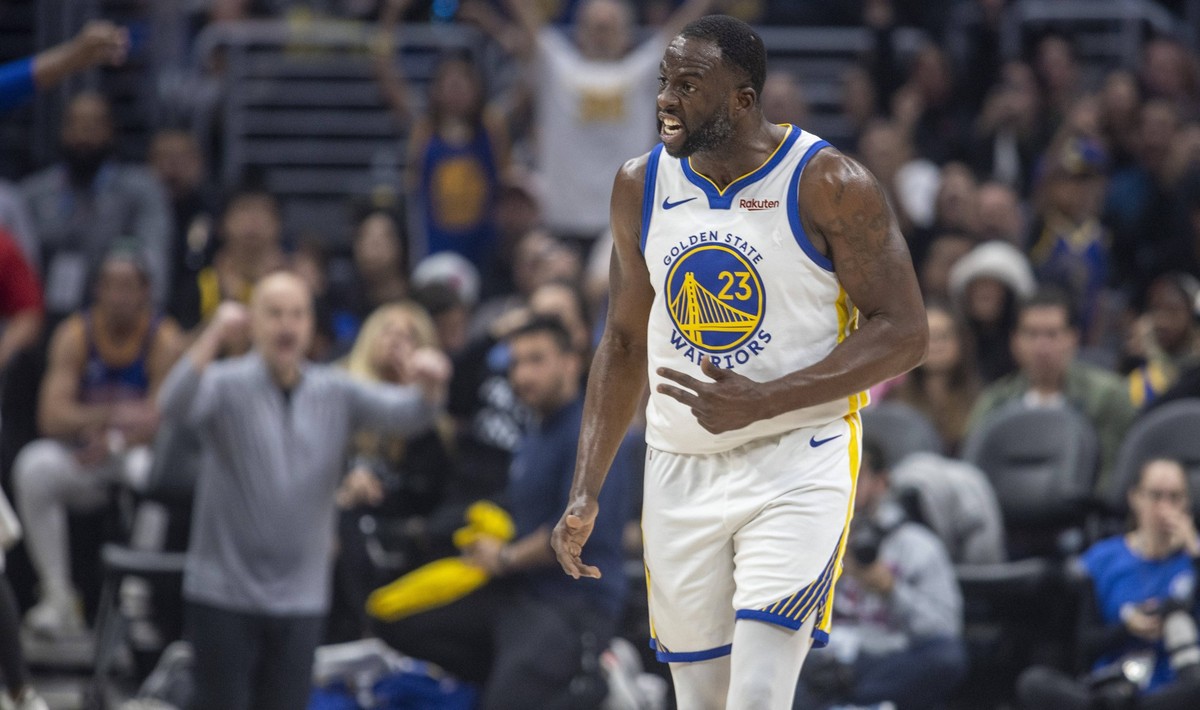 LOS ANGELES, CA - DECEMBER 02: Golden State Warriors forward Draymond Green 23 reacts to making basket in the first half of an NBA, Basketball Herren, USA basketball game between the Golden State Warr ...