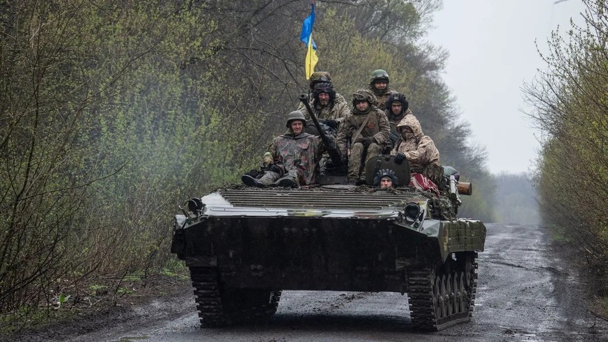 Ukrainische Soldaten auf einem Panzer: Russland ist im Ukraine-Krieg aktuell in der Offensive.