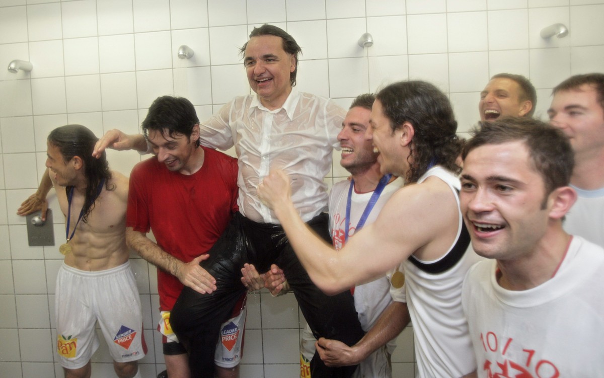 ARCHIVBILD ZUM 60. GEBURTSTAG VON CHRISTIAN CONSTANIN AM 7. JANUAR --- Klub-Praesident Christian Constantin, Mitte, feiert zusammen mit der Mannschaft in der Garderobe nach ihrem Sieg im Penaltyschies ...