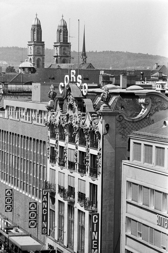 Das Corso-Haus mit Kino, dem Dancing Mascotte, der von Max Bill entworfene Corso-Schriftzug, dem ABM und dem Grossmuenster, aufgenommen im Jahr 1976 (KEYSTONE/PHOTOPRESS-ARCHIV/Str)