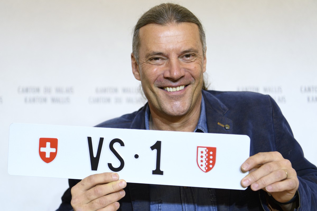 Le conseiller d'Etat valaisan Oskar Freysinger pose avec la plaque d'immatriculation VS 1 ce mardi 31 janvier 2017 a Sion. Le Service de la circulation routiere et de la navigation (SCN) pro ...
