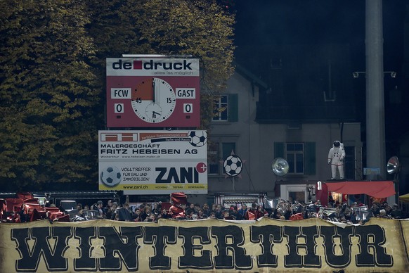 Die Winterthur Fans mit ihrer Fan Choreographie vor dem Schweizer Cup Achtelfinal Fussballspiel zwischen dem FC Winterthur und dem FC Lugano am Donnerstag, 29. Oktober 2015, auf der Schuetzenwiese in  ...