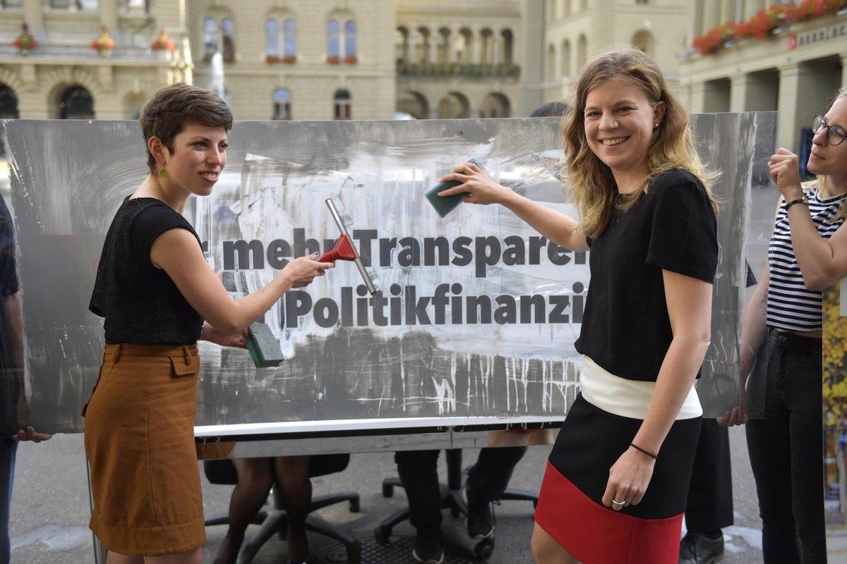 Nadine Masshardt, Nationalraetin SP-BE, rechts, Lisa Mazzone, Nationalraetin, GP-GE, Co-Praesidentin, Traegerverein fuer die Initiative fuer mehr Transparenz in der Politikfinanzierung, links, bei ein ...