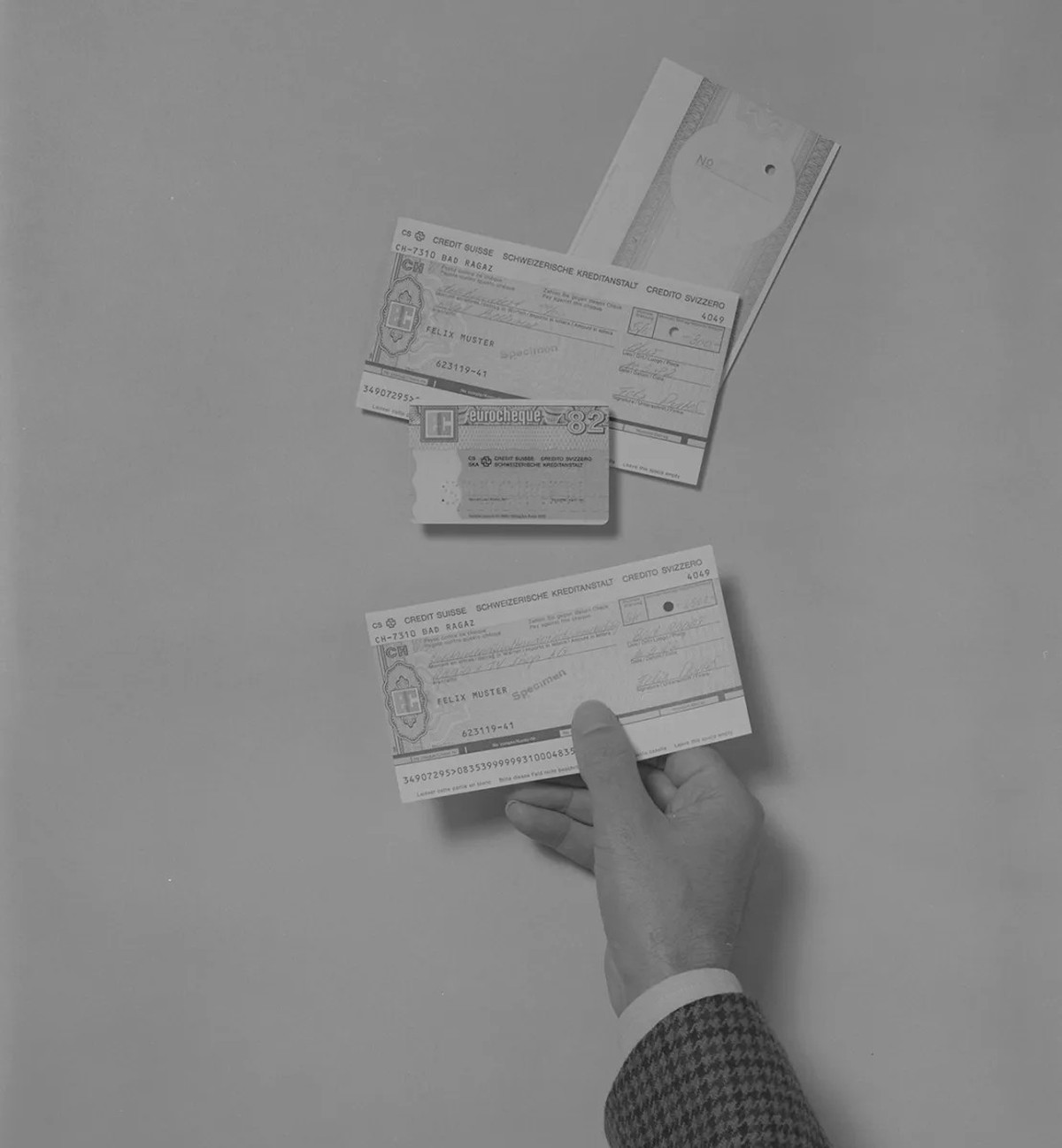 Werbefoto für Eurocheques und «EC-Karte» der Schweizerischen Kreditanstalt, um 1982.