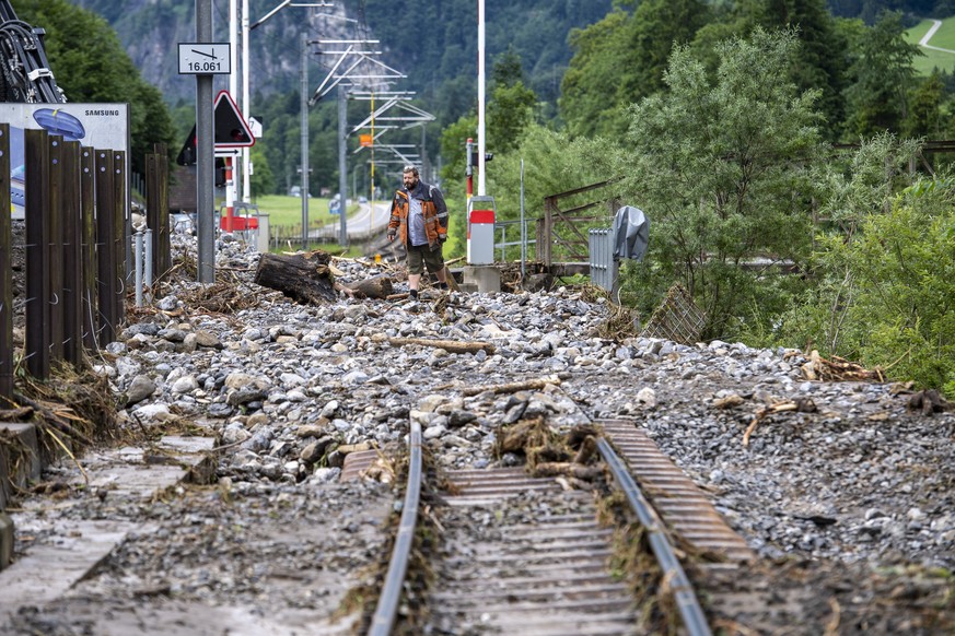 Der Eltschenbach bei Wolfenschiessen im Kanton Nidwalden verschuettete nach heftigen Regenfaellen die Hauptstrasse sowie die Eisenbahnlinie der Zentralbahn zwischen Wolfenschiessen und Engelberg in de ...