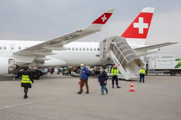Aus Algerien repatriierte Schweizer verlassen am Flughafen eine vom EDA gecharterte Swiss-Maschine.