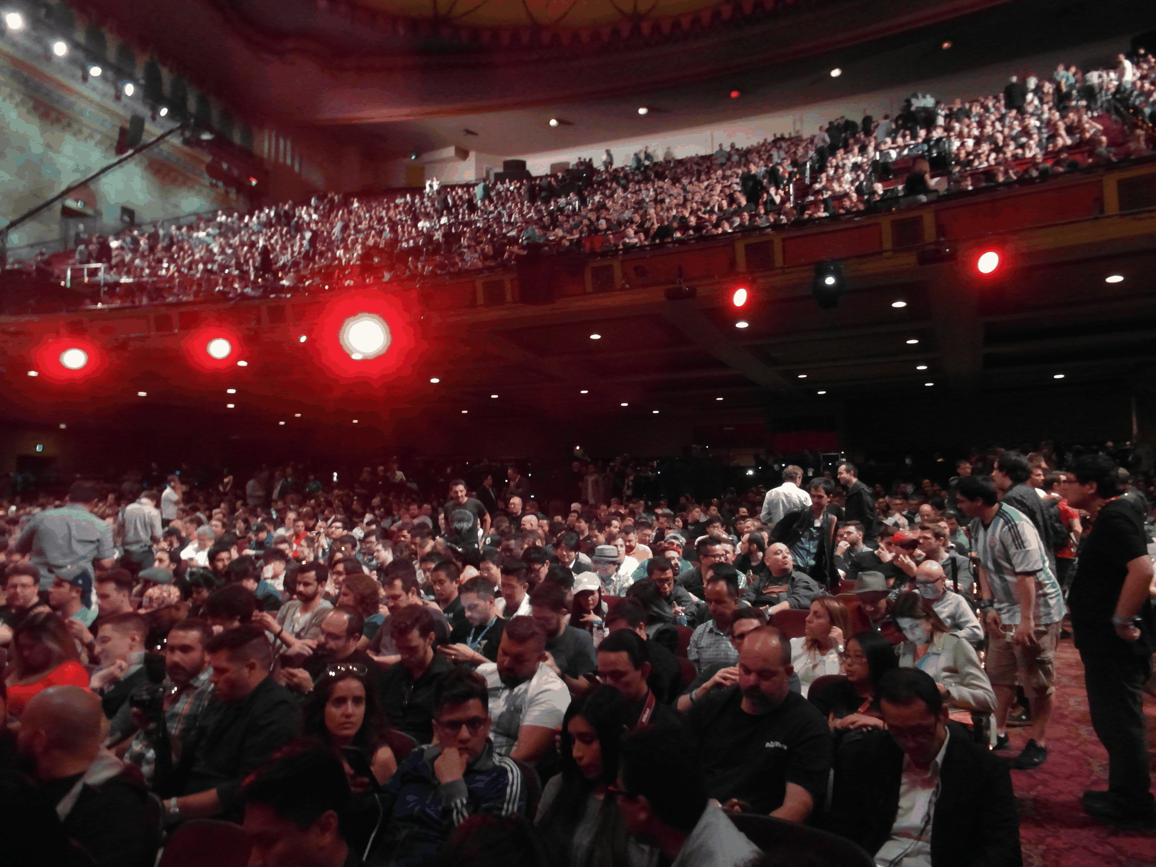 Das Publikum wartet in der riesigen Halle auf die Sony-Pressekonferenz.