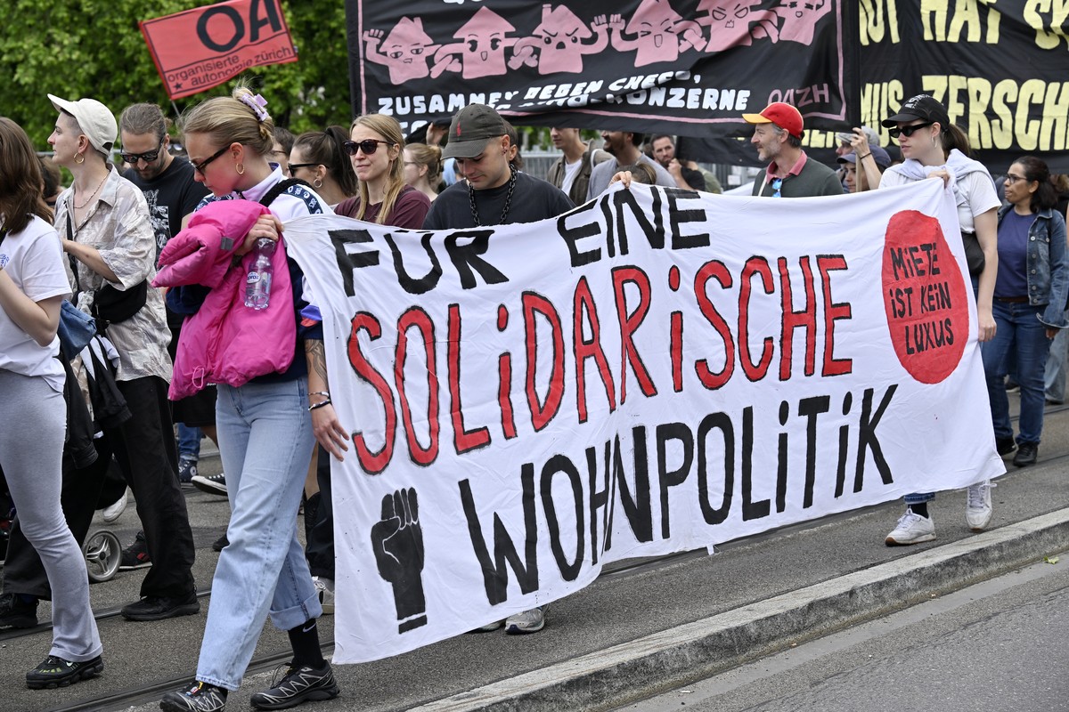 Demonstration gegen die Wohnungskrise in Zuerich am Samstag, 25. Mai 2024. (KEYSTONE/Walter Bieri )