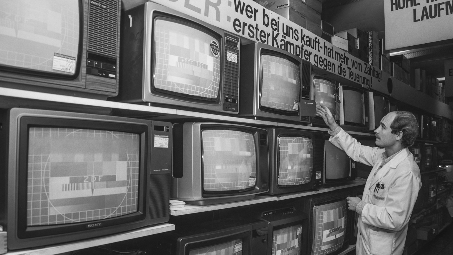 Einkaufen Willi
Fotograf:
Comet Photo AG (Zürich)
Titel:
TV-Apparate im Eschenmoser
Beschreibung:
Datierung:
1980
