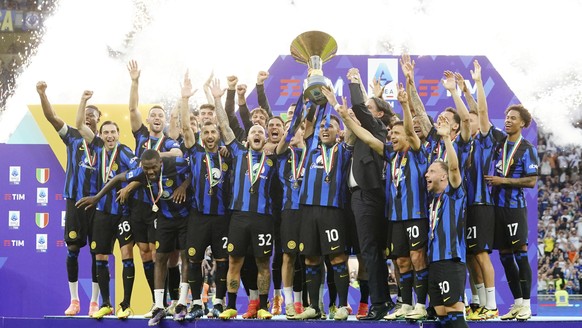 Inter players celebrate their victory of the &quot;scudetto&quot; after the Serie A soccer match between Inter and Lazio at the San Siro Stadium in Milan, Italy, Sunday, May 19, 2024. (Spada/LaPresse  ...
